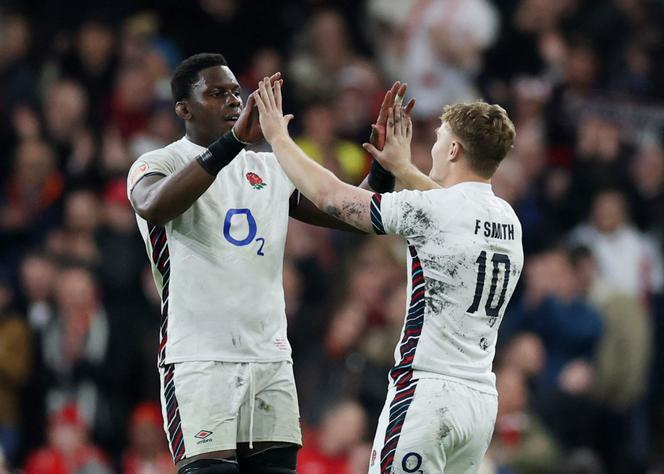 Les Anglais Maro Itoje (à gauche) et Fin Smith célébraient la victoire du XV de la Rose face au Pays de Galles, samedi 15 mars 2025, à Cardiff, lors du Tournoi des six nations.