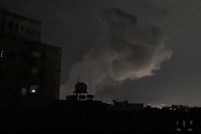 Uma pluma de fumaça após um ataque à capital do Iêmen, Sanaa, 15 de março de 2025.