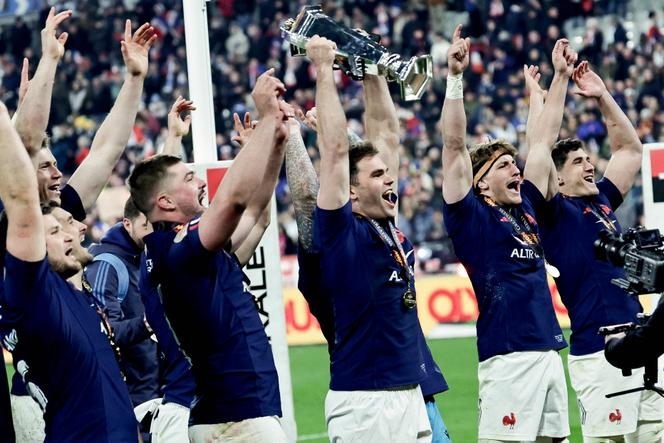 A equipe francesa de rugby após sua vitória contra a Escócia, na final do torneio das Seis Nações, no Stade de France, em Saint-denis (Seine-Saint-Denis), em 15 de março de 2025.