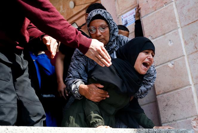 Des proches de Palestiniens tués lors d’une frappe israélienne, dans le nord de la bande de Gaza, le 15 mars 2025.