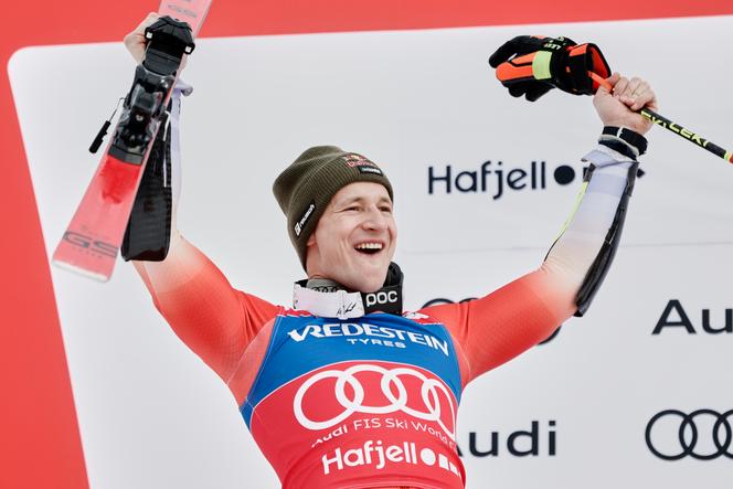 marco Odermatt skiing