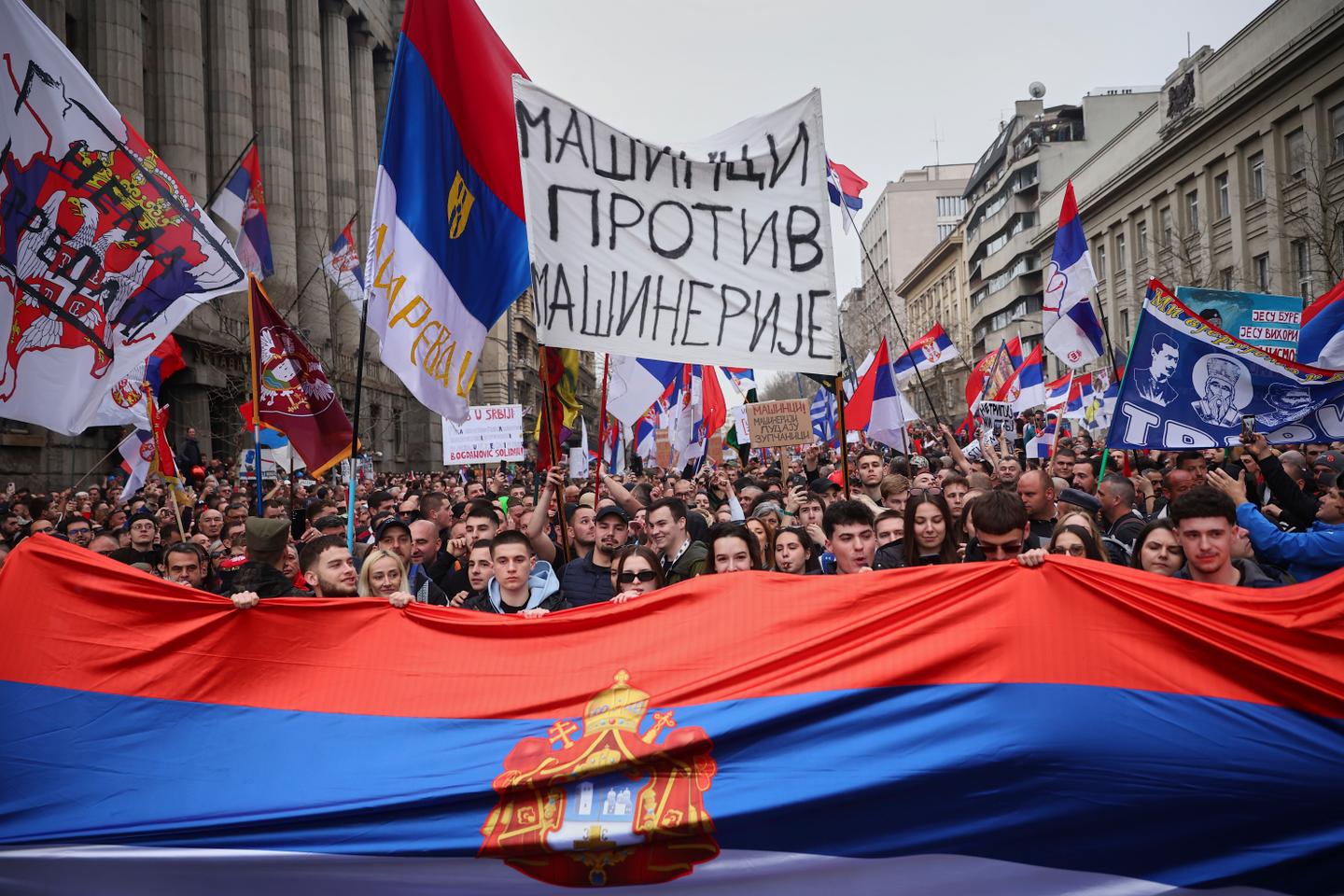 Serbie : plus de cent mille personnes défilent à Belgrade contre la corruption ; le président doit s’exprimer samedi soir