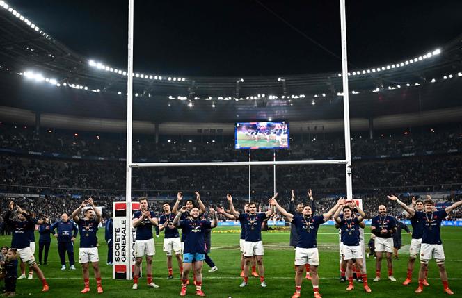 Os jogadores do time francês de rugby comemoram, com seus apoiadores, seu título no torneio das Seis Nações, no Stade de France, em Saint-denis (Seine-Saint-DeNis), em 15 de março de 2025.