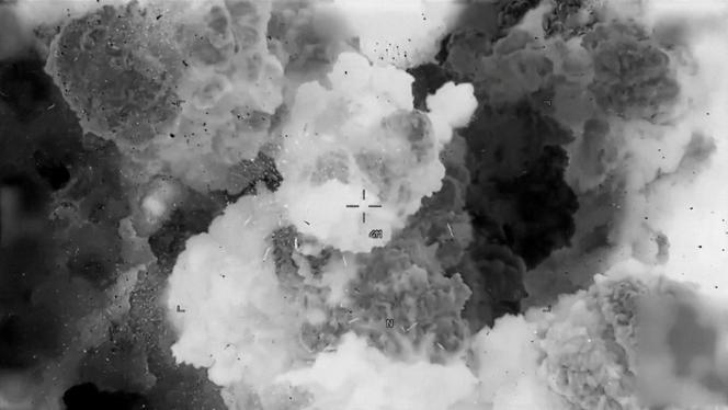 De la fumée s’élève après qu’un projectile explosif a frappé des bâtiments lors de frappes militaires contre les Houthistes, au Yémen, le 15 mars 2025.