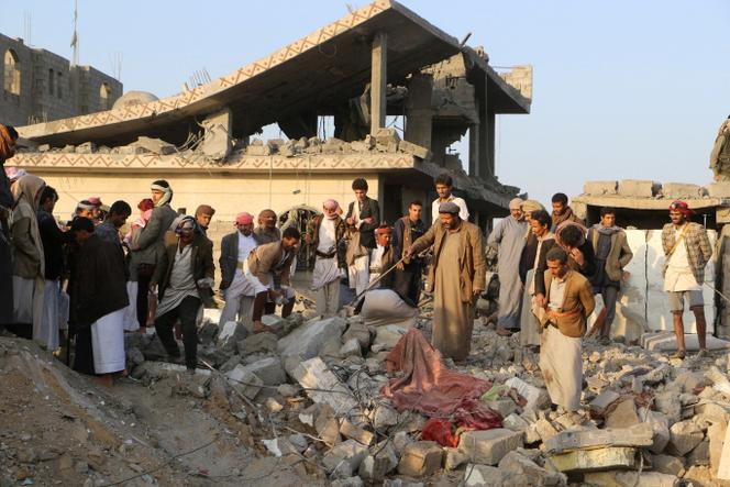 Des habitants dans les décombres d’une maison après un bombardement américain à Saada, au Yémen, le 16 mars 2025.