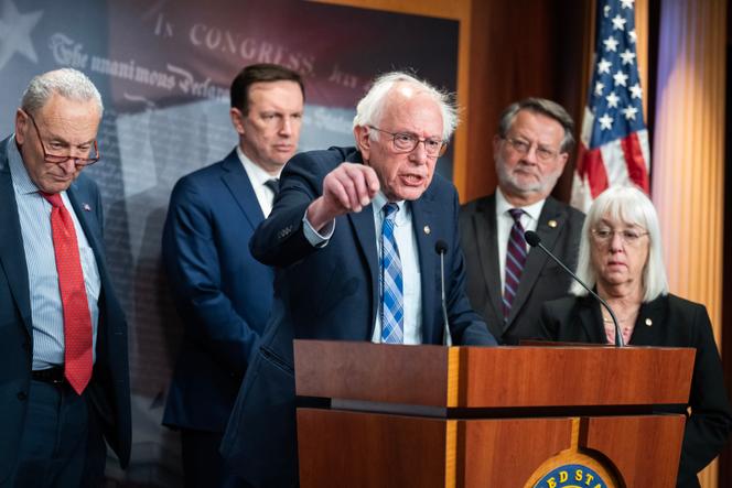 Les démocrates Chuck Schumer (à gauche) et Chris Murphy, l’indépendant Bernie Sanders (au micro), et les démocrates Gary Peters et Patty Murray lors d’une conférence de presse contre le démantèlement du ministère de l’éducation ordonné par Donald Trump, à Washington, DC, le 6 mars 2025.