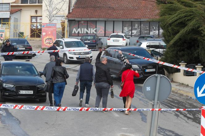 Des enquêteurs se rendent sur les lieux de l’incendie d’une boîte de nuit à Kocani, en Macédoine du Nord, le 16 mars 2025.