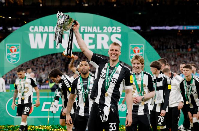Premier buteur de la finale, le défenseur des Magpies, Dan Burn, soulève le trophée de la Coupe de la Ligue, à Wembley, le dimanche 16 mars 2025.