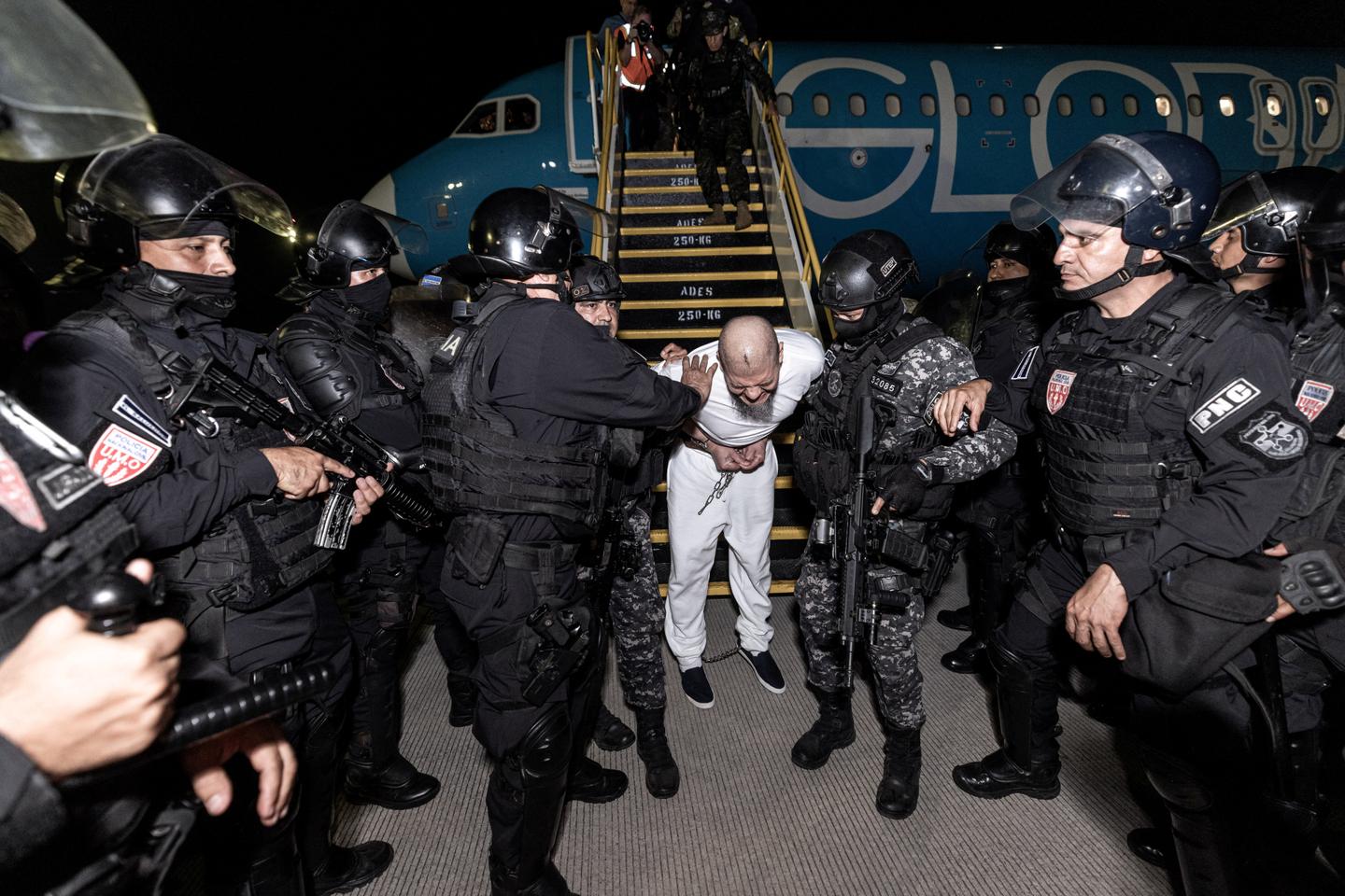 US flies alleged gang members to El Salvador despite court block