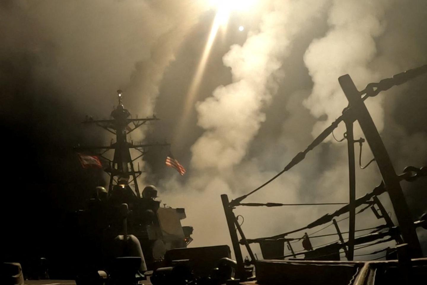 写真で。米国はイエメンを爆撃し、フーシストの反政府勢力を標的にしています、ドナルドトランプの帰還以来の最初のアメリカのストライキ
