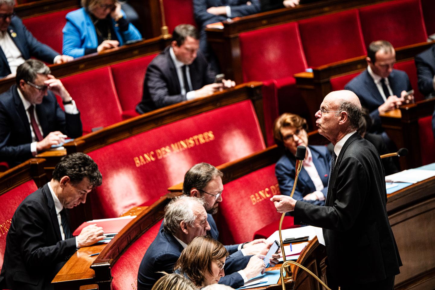 Regarder la vidéo Le réarmement pousse la France à revoir ses priorités budgétaires