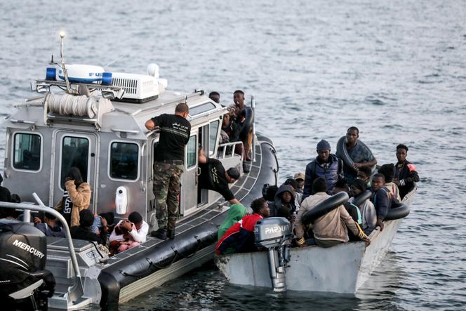 Un navire de la garde nationale tunisienne intercepte un bateau transportant des migrants et tentant la traversée de la Méditerranée, au large de Sfax (Tunisie), le 23 juin 2023.