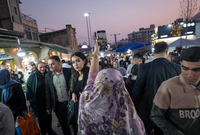 Une Iranienne tourne une vidéo pendant la période du Nouvel An persan, dans le nord de Téhéran, le 16 mars 2025.