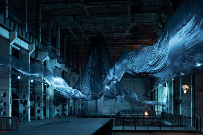 Vue de l’installation « We Felt a Star Dying » (2025), de Laure Prouvost, dans l’ancienne usine électrique Kraftwerk, à Berlin.