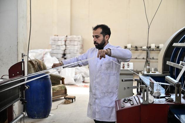 ​Hassan El-Entabbi, directeur de l’entreprise de textile El-Entabbi, dans la zone industrielle de Cheikh Najjar, près d’Alep (Syrie), le 4 mars 2025.