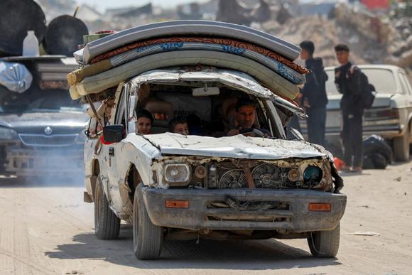 Des palestiniens fuient leur domicile, suivant un ordre d’évacuation de l’armée israélienne, à Beit Lahiya, dans la bande de Gaza, le 18 mars 2025.