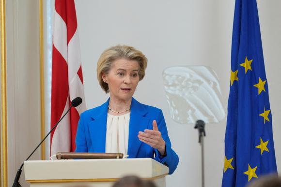 La présidente de la Commission européenne, Ursula von der Leyen, s’exprime à l’Académie des officiers de l’armée au château de Frederiksberg, au Danemark, le 18 mars 2025.