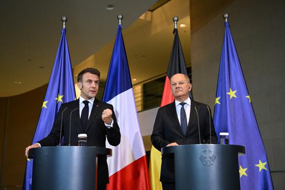 Le président français, Emmanuel Macron, et le chancelier allemand, Olaf Scholz, lors d’une conférence de presse depuis Berlin, mardi 18 mars au soir.