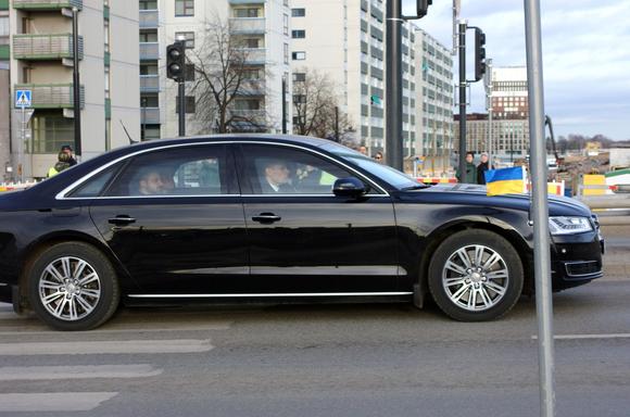 La voiture de Volodymyr Zelensky après son arrivée l’aéroport d’Helsinki, en Finlande, mardi 18 mars 2025.