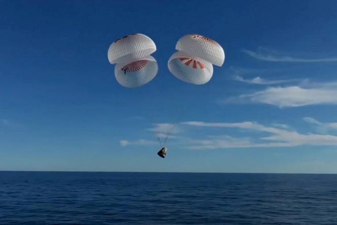 La capsule de SpaceX dans laquelle se trouvent Butch Wilmore et Suni Williams et deux autres astronautes, avant leur amerrissage, au large de la Floride, le 18 mars 2025, sur une image fournie par la NASA.