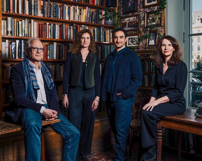 De gauche à droite, les éditeurs Francis Geffard (Albin Michel), Tiffany Gassouk (Gallimard), Joachim Schnerf (Grasset) et Raphaëlle Liebaert (Stock), à la librairie Shakespeare and Company, à Paris, le 5 mars 2025.