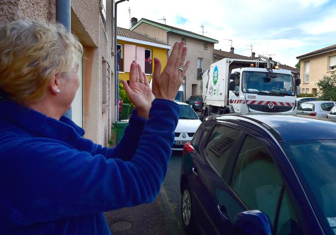 Des éboueurs sont remerciés pour le nettoyage des rues durant le confinement, à Mérignac (Gironde), le 16 avril 2020.