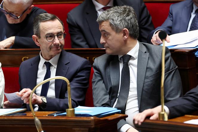 Le ministre de l’intérieur, Bruno Retailleau (à gauche), et le ministre de la justice, Gérald Darmanin, pendant la séance de questions au gouvernement à l’Assemblée nationale. A Paris, le 18 mars 2025.
