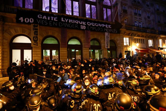 Plusieurs dizaines de personnes étaient présentes mardi 18 mars pour protester contre l’évacuation des jeunes exilés à la Gaîté-Lyrique, à Paris.