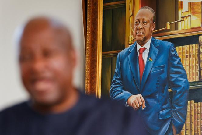 Le président ghanéen, John Dramani Mahama, en personne et en peinture dans son bureau à Accra, le 13 décembre 2024.