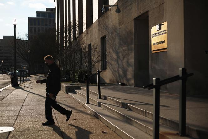 Un homme sort du bâtiment de Voice of America (VOA), à Washington, le 17 mars 2025.