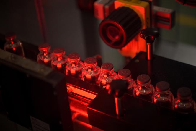 Des flacons du vaccin Moderna contre le Covid-19 sont contrôlés sur une chaîne de production de l’usine Recipharm, à Monts (Indre-et-Loire), le 22 avril 2021.