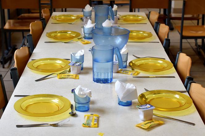 Table de cantine dressée avec des assiettes et des verres en plastique dans une école municipale de Bordeaux (Nouvelle-Aquitaine), en septembre 2017.