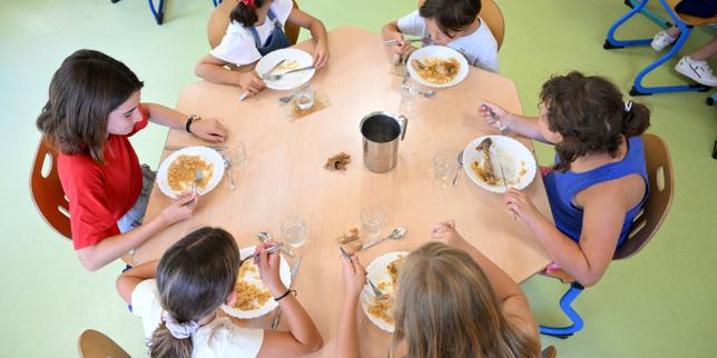 Plastique dans les cantines scolaires : Agnès Pannier-Runacher annonce finalement une loi pour étendre l’interdiction à la vaisselle