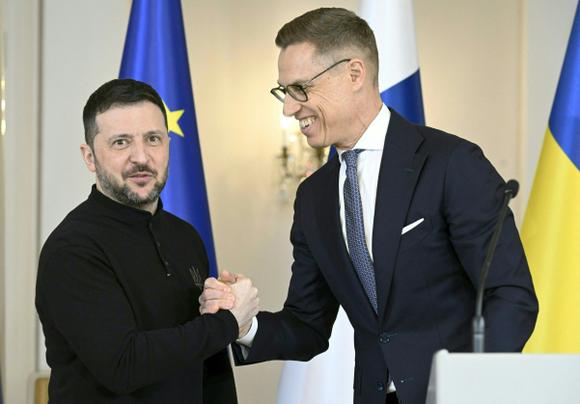 Volodymyr Zelensky et le président finlandais Alexander Stubb, à Helsinki, le 19 mars 2025.