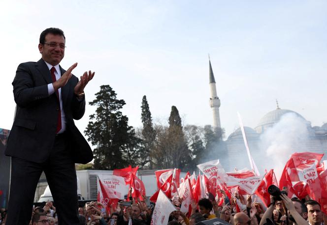 O prefeito de Istambul, Ekrem Imamoglu, candidato do Partido Popular Republicano para as eleições municipais, durante uma reunião eleitoral, em Istambul em 30 de março de 2024.