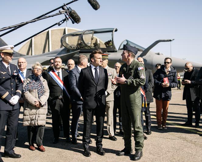Emmanuel Macron devant un Rafale lors d’un déplacement sur la base aérienne 116 de Luxeuil-Saint-Sauveur (Haute-Saône), mardi 18 mars 2025.
