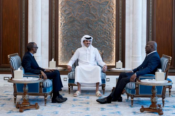 Le président de la République démocratique du Congo, Félix Tshisekedi, l’émir du Qatar, Cheikh Tamim ben Hamad Al Thani, et le président rwandais, Paul Kagame, à Doha, le 18 mars 2025.