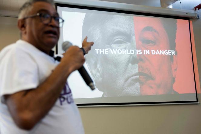 Lors d’une conférence de Zackie Achmat, fondateur du mouvement Treatment Action Campaign, sur le démantèlement de l’Usaid, au Cap (Afrique du Sud), le 19 mars 2025.