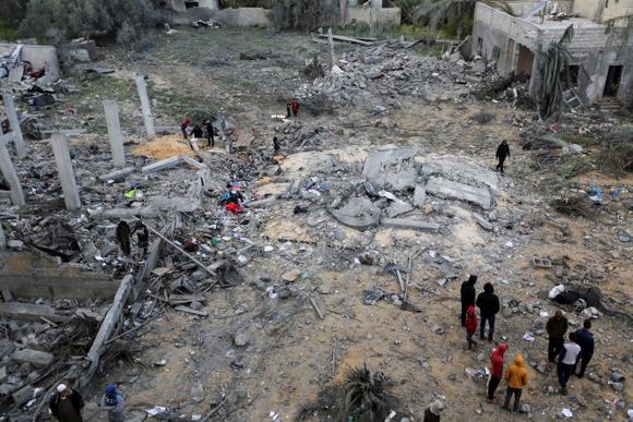 Sur le site d’une frappe israélienne, à Khan Younès, dans le sud de la bande de Gaza, le 20 mars 2025.