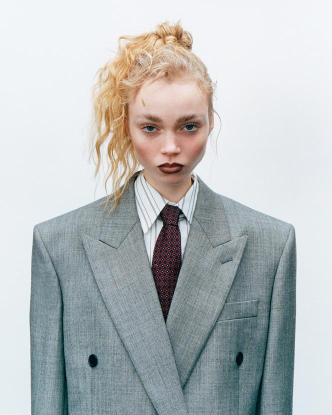 Crayon Lip Definer en teinte N ° 06, Victoria Beckham Beauty, 35 €. victoriabeckhambeauty.com 
Veste, chemise et cravate Saint Laurent par Anthony Vaccarello, ysl.com