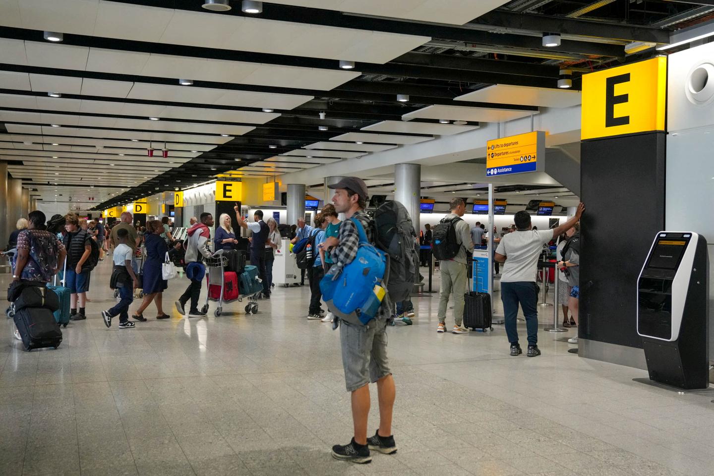 L’aéroport de Londres-Heathrow, fermé vendredi matin à la suite d’un incendie, est de nouveau « pleinement opérationnel »