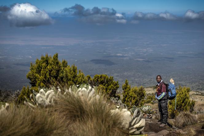 Le guide de montagne Charles Kibaki Muchiri, 50 ans, sur le mont Kenya, le 6 mars 2025.