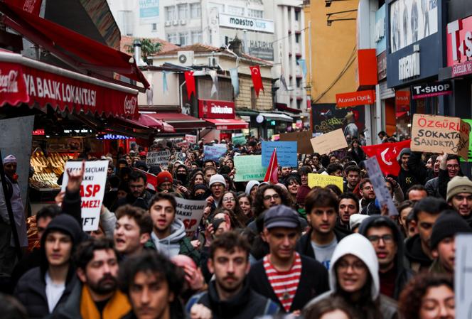 Des étudiants participent à une manifestation contre la détention d’Ekrem Imamoglu, à Istanbul, le 20 mars 2025. 