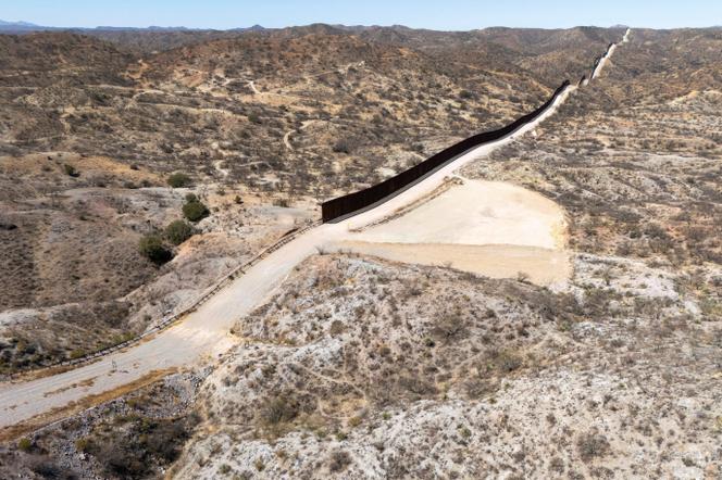 Le mur de la frontière américano-mexicaine, près de Sasabe (Arizona), le 19 mars 2025.