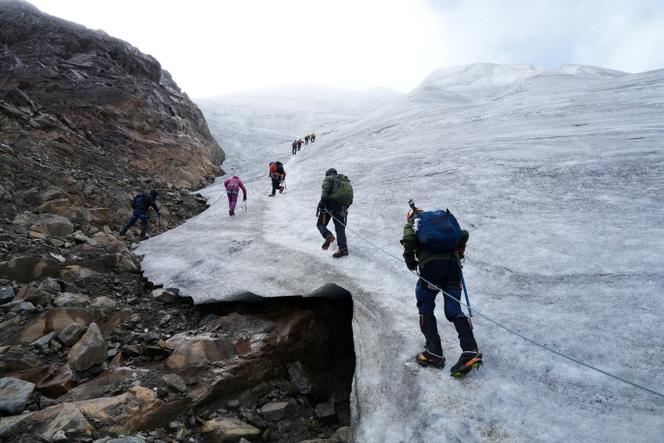 Touristes escaladant le pic Mateo, dans les Andes péruviennes, le 8 mai 2024.