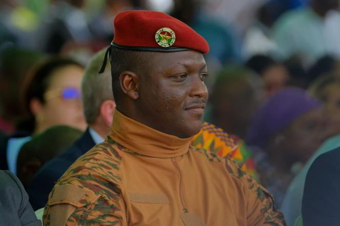 Le capitaine Ibrahim Traoré, chef de la junte burkinabée, assiste à la cérémonie d’investiture du président ghanéen, John Dramani Mahama, à Accra, le 7 janvier 2025.