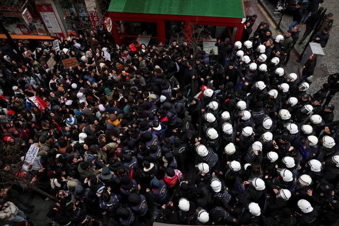 Des policiers barrent la route à des étudiants participant à une manifestation contre la détention du maire d’Istanbul, Ekrem Imamoglu, à Istanbul, le 20 mars 2025. 