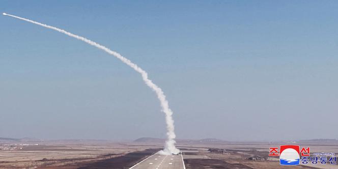 Image fournie par la Corée du Nord d’un nouveau missile antiaérien, lancé depuis un lieu inconnu, le 20 mars 2025.
