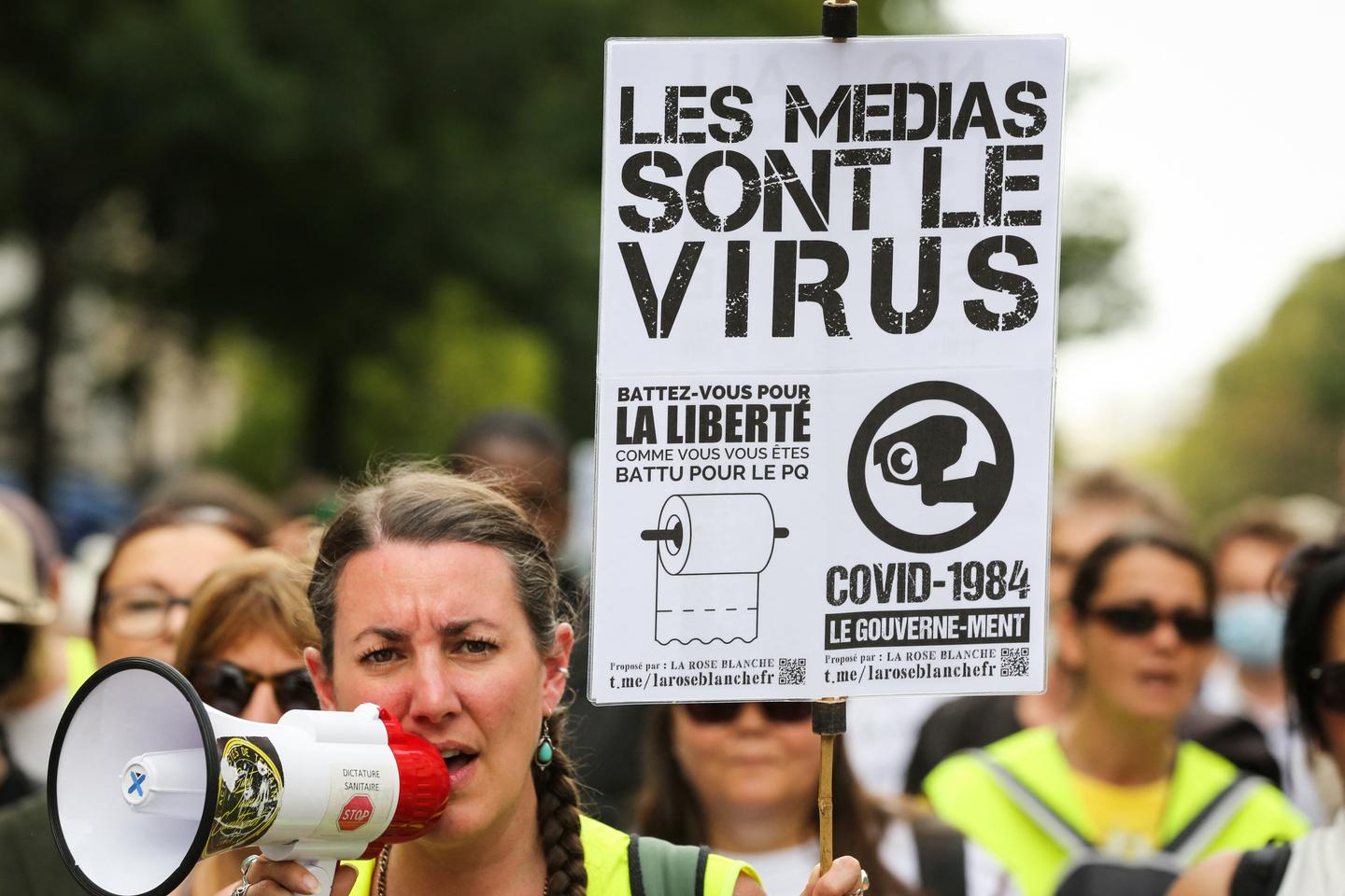 Comment la propagation des fake news et du complotisme s’est accélérée avec la pandémie de Covid-19