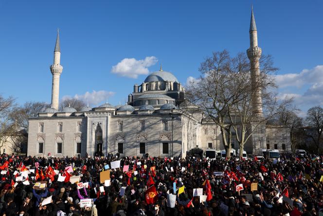 Manifestation d’étudiants contre l’arrestation du maire d’Istanbul, devant la mosquée Süleymaniye, à l’entrée du campus principal de l’université d’Istanbul, le 21 mars 2025.